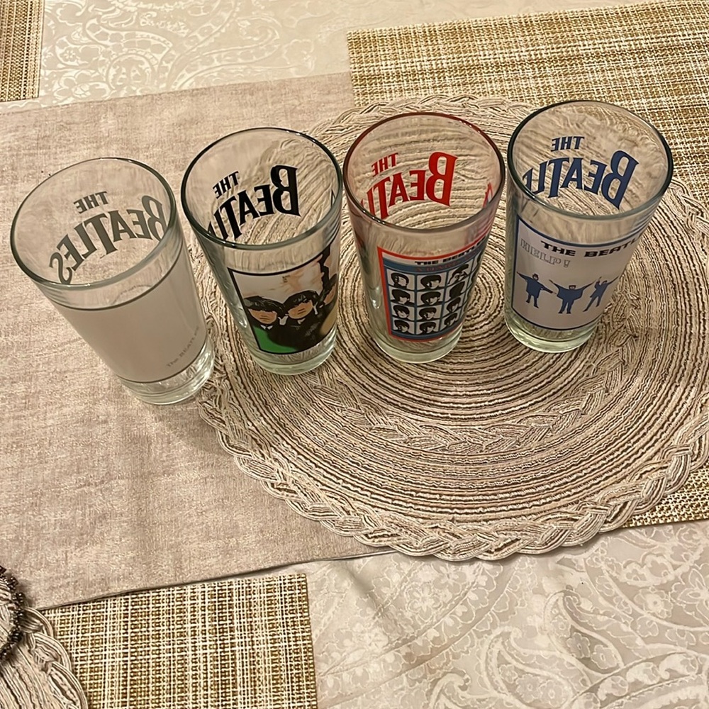 The Beatles Set of 4 Pint Glass Set in EUC